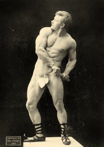 Eugen Sandow trækker sit sværd i klassisk græsk-romersk stilling, ca.1894